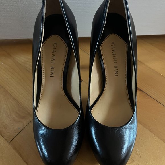 Gianni Bini Black Leather Platform Heels - Picture 2 of 5